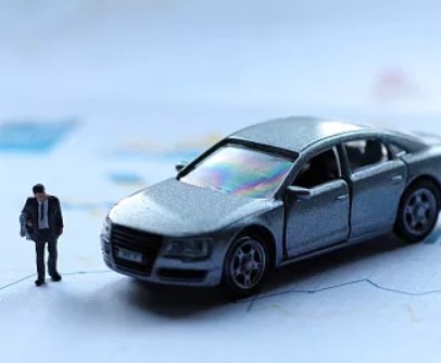 2025媒体管家：传统豪华品牌遭遇寒冬？奥迪经销商转投华为问界引热议