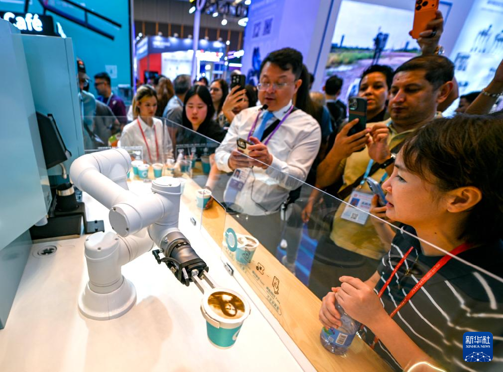 “圈粉”境外采购商 中国机器人登上广交会“主舞台” “圈粉”境外采购商 中国机器人登上广交会“主舞台”