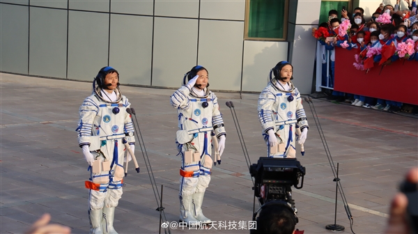神舟十六号即将发射！三位航天员亮相出征仪式：要出差半年(图1)