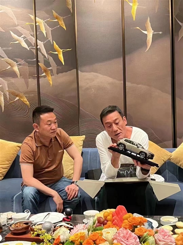 经典重现！梁家辉把玩马自达CX(图3)