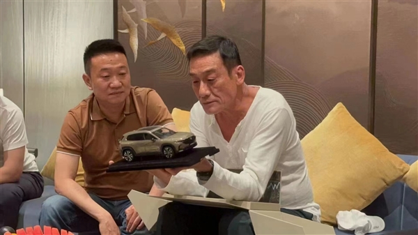 经典重现！梁家辉把玩马自达CX(图2)