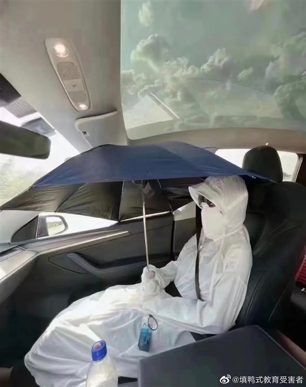 高温下广东人的生活现状：特斯拉车主草帽、报纸、凉席、雨伞全用上！(图4)