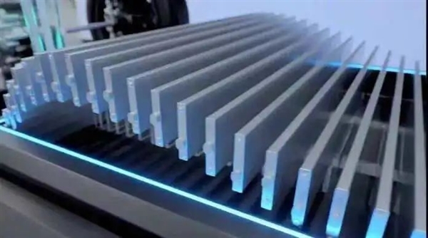 用上比亚迪刀片电池 特斯拉Model Y首批样车充电实测：功率贼猛(图4)