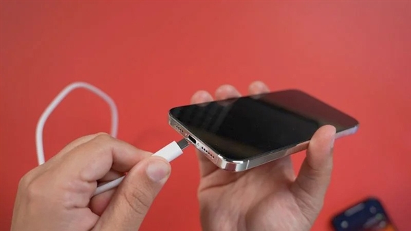 iPhone 15系列四款机模上手：全系USB(图2)