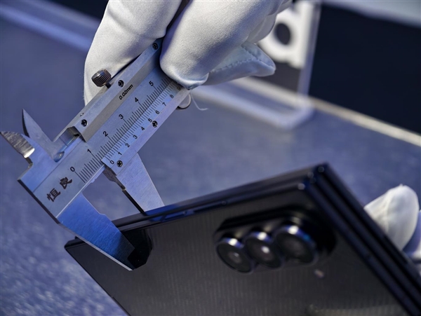 19999元起!三星Galaxy Z TriFold国行真机上手:手机瞬间变10英寸平板