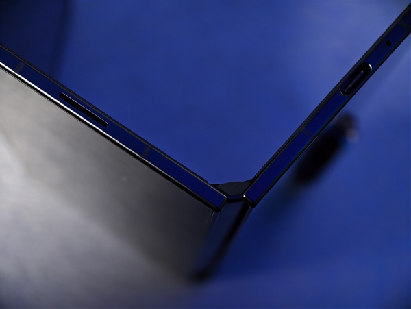 19999元起!三星Galaxy Z TriFold国行真机上手:手机瞬间变10英寸平板