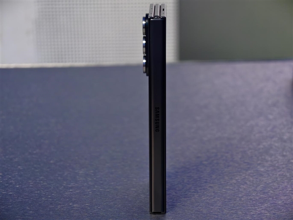 19999元起!三星Galaxy Z TriFold国行真机上手:手机瞬间变10英寸平板