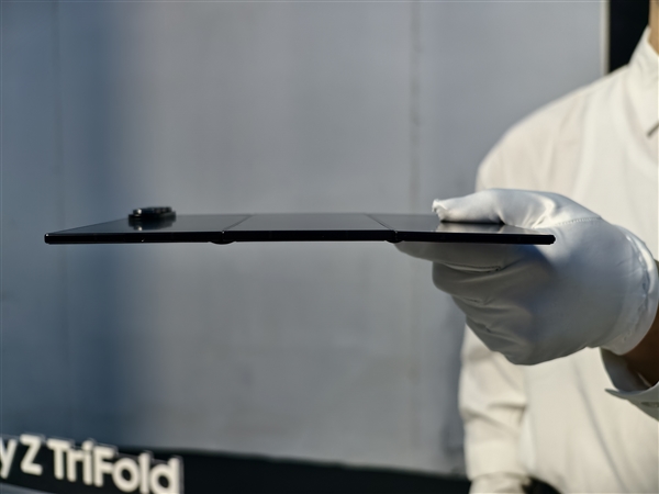 19999元起!三星Galaxy Z TriFold国行真机上手:手机瞬间变10英寸平板