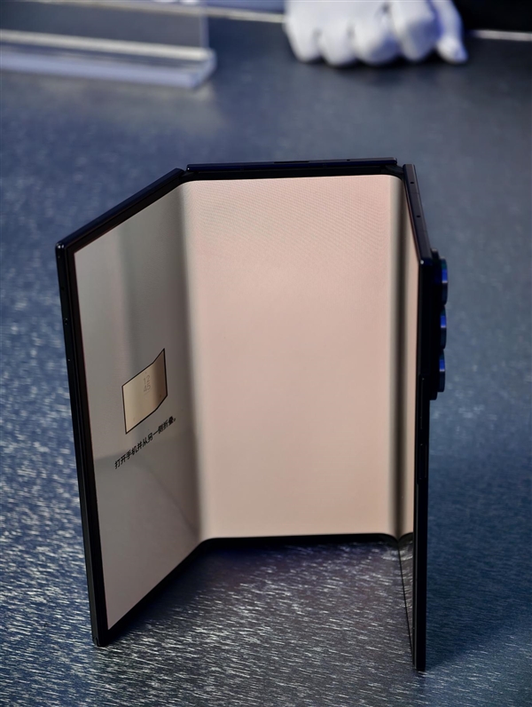 19999元起!三星Galaxy Z TriFold国行真机上手:手机瞬间变10英寸平板