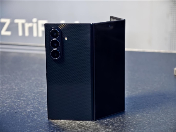 19999元起!三星Galaxy Z TriFold国行真机上手:手机瞬间变10英寸平板