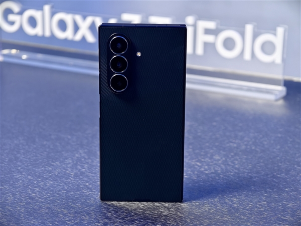 19999元起!三星Galaxy Z TriFold国行真机上手:手机瞬间变10英寸平板