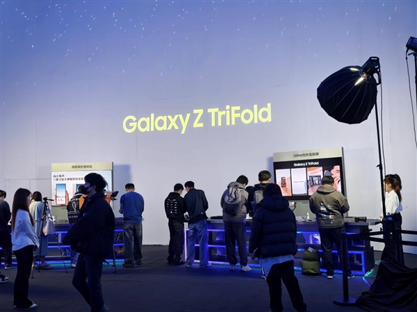19999元起!三星Galaxy Z TriFold国行真机上手:手机瞬间变10英寸平板
