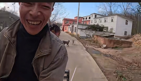 骑车怕被狗追？男子发明车载打狗棒 网友：实用又搞笑(图4)