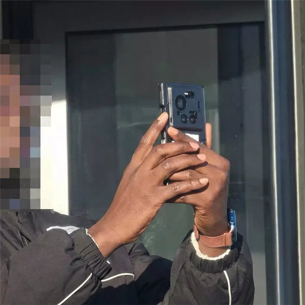 小米17 Ultra外观渲染图来了：经典大圆镜头回归 没有背屏(图2)