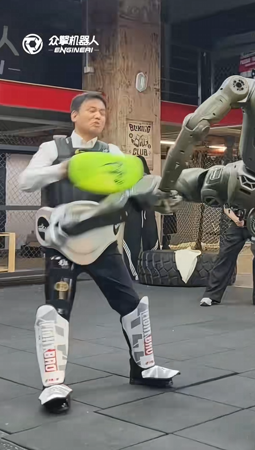 太残暴了！众擎T800人形机器人一脚把自家CEO踹翻在地 网友：多少带了点私人恩怨(图2)