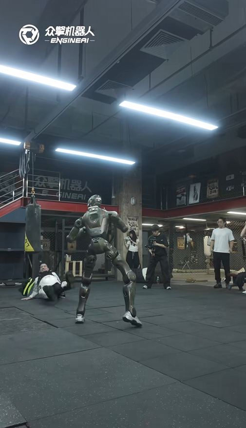 太残暴了！众擎T800人形机器人一脚把自家CEO踹翻在地 网友：多少带了点私人恩怨(图3)