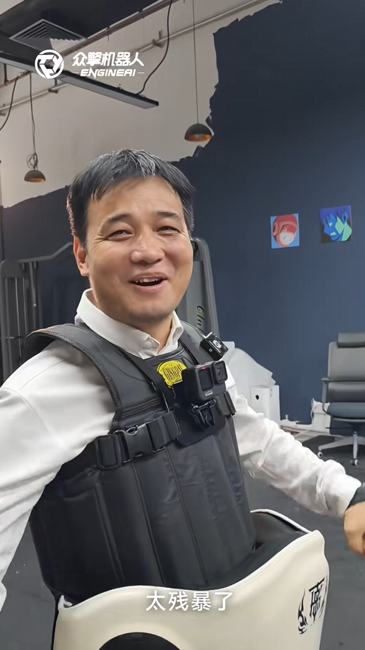 太残暴了！众擎T800人形机器人一脚把自家CEO踹翻在地 网友：多少带了点私人恩怨(图4)