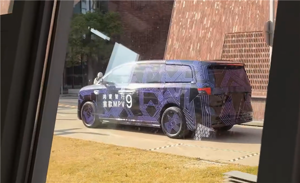 余承东给出超高评价！鸿蒙智行首款MPV定名“智界V9”(图5)