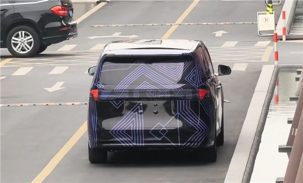 余承东给出超高评价！鸿蒙智行首款MPV定名“智界V9”(图6)