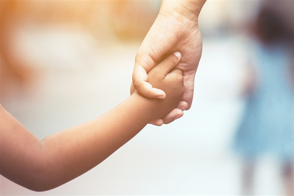 1岁多女童吊环上“开挂” 网友自叹不如(图1)