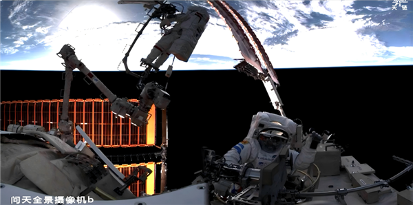 神二十一航天员乘组完成首次出舱！这次不一般 又拍照又安装(图1)