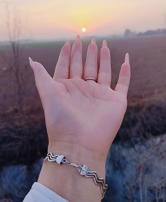 女子长12根手指自称灵活好用：吸粉超百万成大网红(图1)