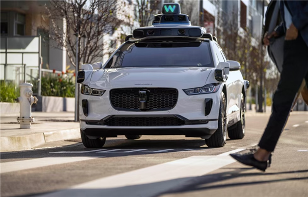 闯红灯加塞、碾猫撞狗 无人驾驶出租车闯祸不断(图3)