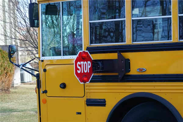 闯红灯加塞、碾猫撞狗 无人驾驶出租车闯祸不断(图2)