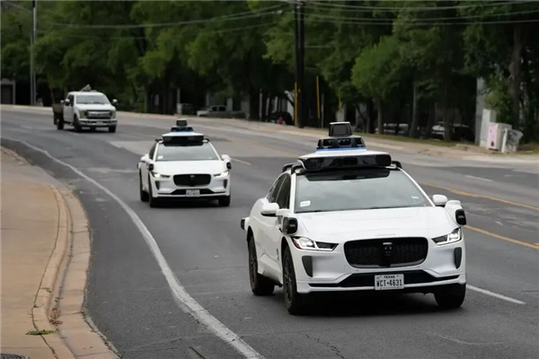 闯红灯加塞、碾猫撞狗 无人驾驶出租车闯祸不断(图7)