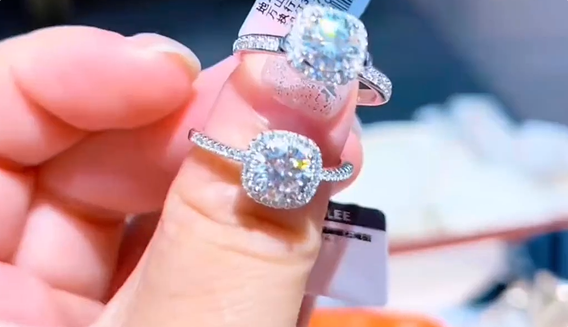 169元起卖爆！胖东来小方糖戒指停售：因抢购存在潜在风险(图1)