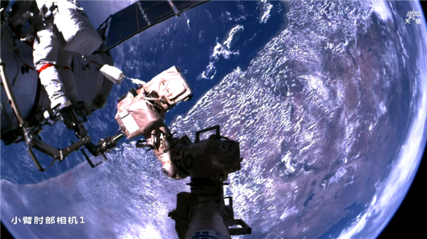 神21航天员完成第一次出舱：武飞成为我国出舱最年轻航天员(图2)