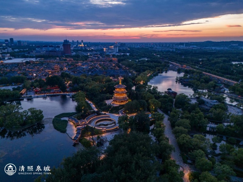 “清照泉城诗歌之夜暨吕德安作品展”泉畔开幕(图12) “清照泉城诗歌之夜暨吕德安作品展”泉畔开幕(图12)