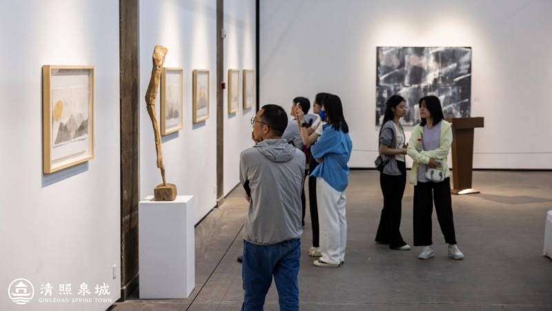 “清照泉城诗歌之夜暨吕德安作品展”泉畔开幕(图6) “清照泉城诗歌之夜暨吕德安作品展”泉畔开幕(图6)