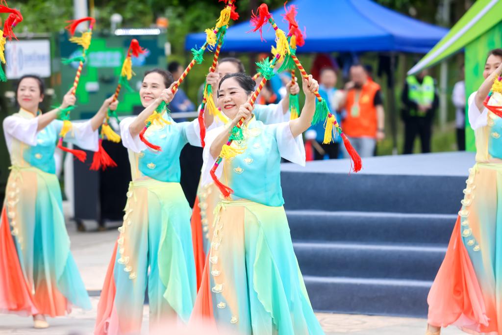 “大地欢歌”全国乡村文化建设年在渝启动 春季“村晚”主会场村民登台当主角(图4)