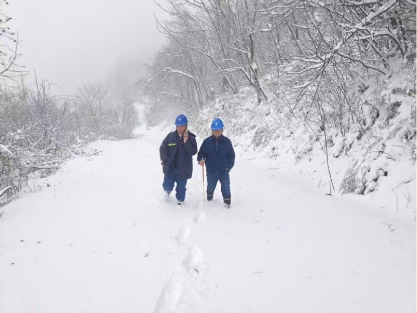 国网镇巴供电公司迎战强降雪，保障居民用电温暖过冬(图1)