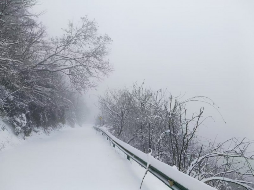 国网镇巴供电公司迎战强降雪，保障居民用电温暖过冬(图2)