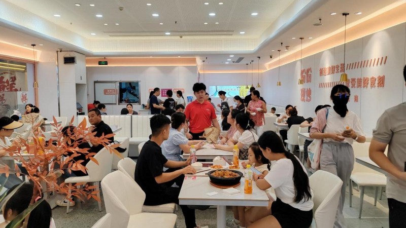 零经验创业也能开的快餐品牌店？一肆五陆石锅鸡 “全方位扶持” 助加盟商轻松起步(图1)