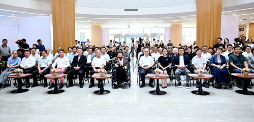 以书画为媒——“轮椅画家”秦百兰画展暨新书发布会在京举行(图1)