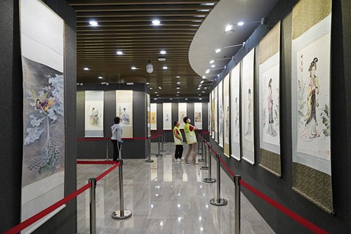 以书画为媒——“轮椅画家”秦百兰画展暨新书发布会在京举行(图5)