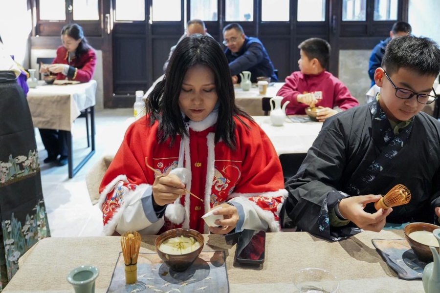 穿汉服、体验点茶、投壶……老外也来“闹元宵”了 穿汉服、体验点茶、投壶……老外也来“闹元宵”了(图1)